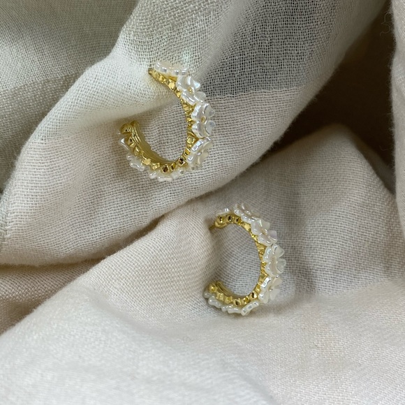 Nymeria petal earrings - Picture 4 of 4